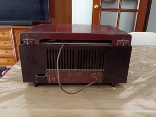 Radio Tocadiscos Radiola Beige y Rojo