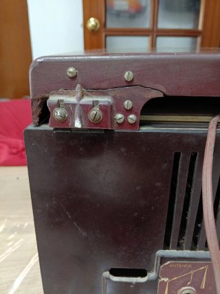 Radio Tocadiscos Radiola Beige y Rojo