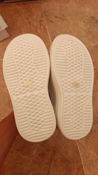 Zapatillas deportivas blancas y rojas