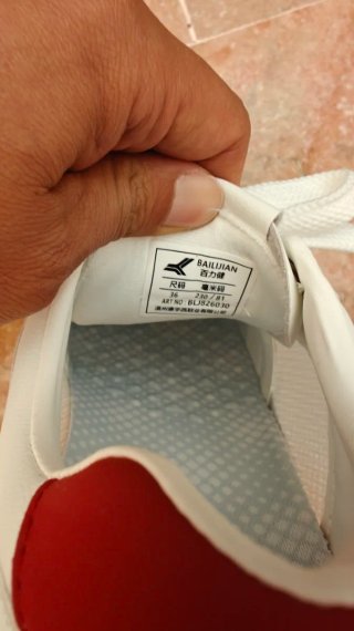 Zapatillas deportivas blancas y rojas