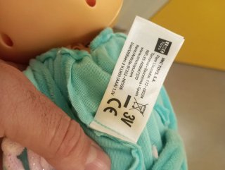 Muñeco Cry Babies con traje de delfín