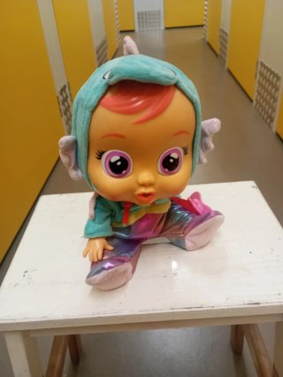 Muñeco Cry Babies con traje de delfín