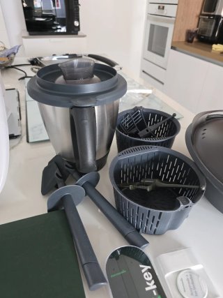 Thermomix TM5 con accesorios y libro