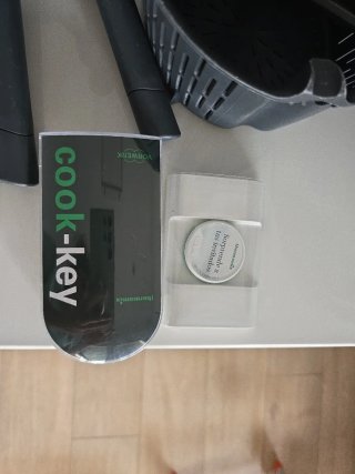 Thermomix TM5 con accesorios y libro