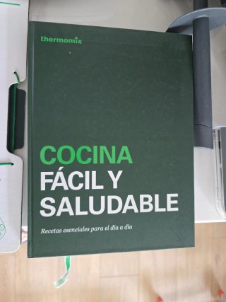 Thermomix TM5 con accesorios y libro