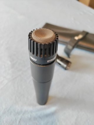 Micrófono Shure SM57 con funda y pinza