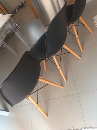 3 Sillas nórdicas negras de plástico