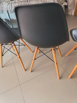 3 Sillas nórdicas negras de plástico