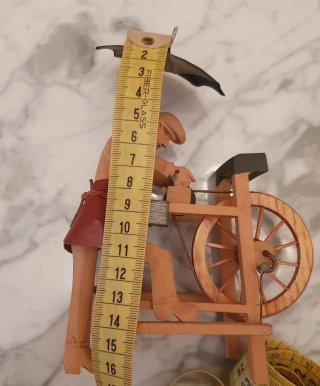 Figura artesanal de madera