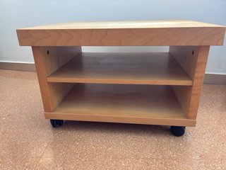 Mesa auxiliar de madera con ruedas