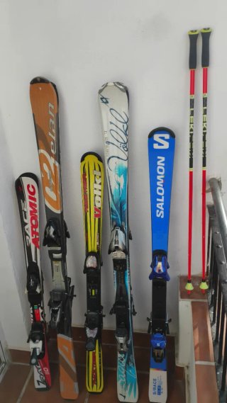 Set di 5 sci e bastoncini