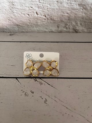 Pendientes Flor Dorados y Blancos