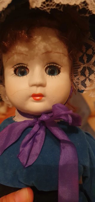 Muñeca de porcelana vintage azul