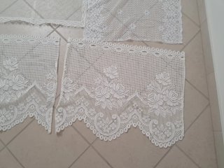 Tende pizzo bianco con pavoni e fiori