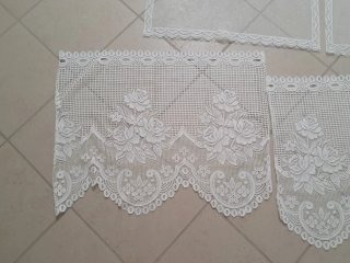 Tende pizzo bianco con pavoni e fiori