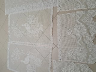 Tende pizzo bianco con pavoni e fiori