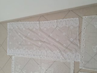 Tende pizzo bianco con pavoni e fiori
