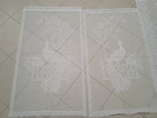 Tende pizzo bianco con pavoni e fiori
