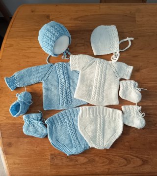Conjunto bebé tejido azul y blanco