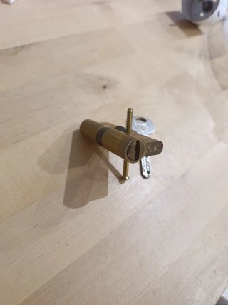 Cerradura Yale con 1 llave y tornillo