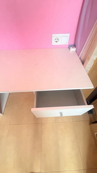 Escritorio blanco con cajones y estanterías