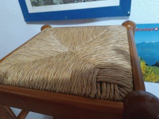 Taburete de madera con asiento de paja