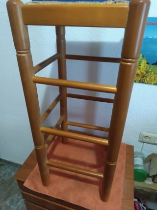 Taburete de madera con asiento de paja