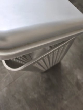 Cesta de ropa gris con tapa