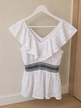 Blusa blanca con detalles negros