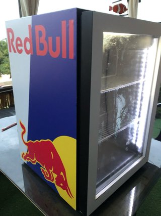 Nevera Red Bull sin usar