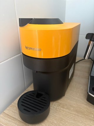 Cafetera Nespresso Naranja y Negra
