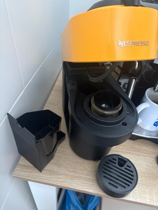 Cafetera Nespresso Naranja y Negra