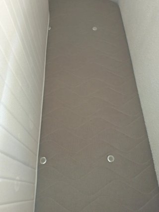 Base tapizada beige tela. No sé la marca.