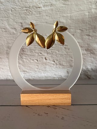 Pendientes dorados con diseño de hojas en acero