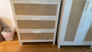 Cómoda de mimbre y madera blanca