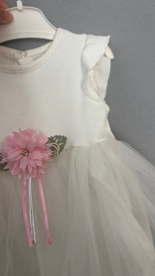 Vestido de verano de niña blanco con flor rosa