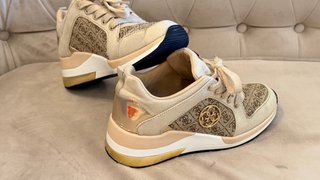 Zapatillas deportivas Guess Beige y Doradas