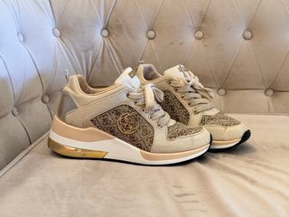 Zapatillas deportivas Guess Beige y Doradas