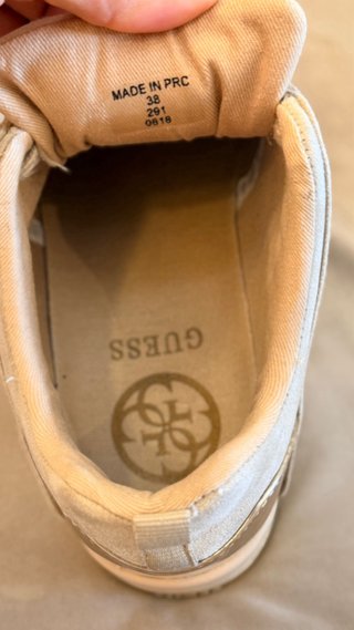 Zapatillas deportivas Guess Beige y Doradas