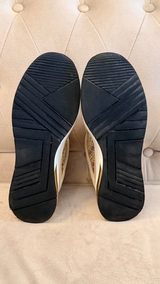 Zapatillas deportivas Guess Beige y Doradas
