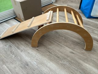 Arco y rampa de madera para niños
