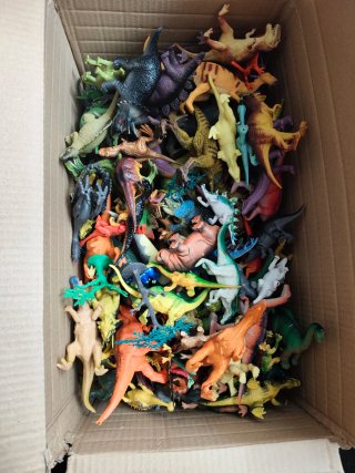 Caja de dinosaurios de juguete