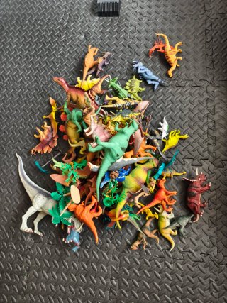 Caja de dinosaurios de juguete
