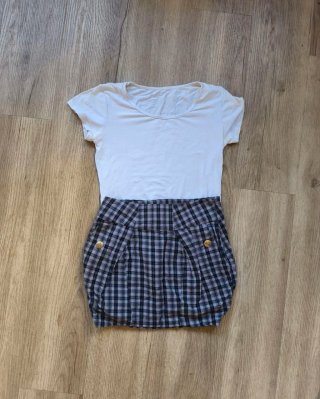 Conjunto camiseta blanca y falda cuadros
