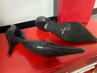 Zapatos Yess tacón medio punta negros