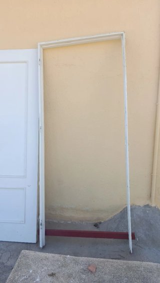 Puerta interior blanca con manilla
