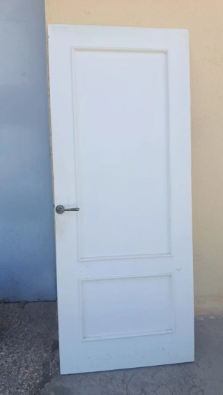 Puerta interior blanca con manilla
