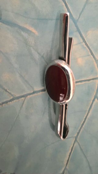 Alfiler de corbata de plata con piedra roja
