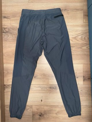 Pantalón Under Armour gris