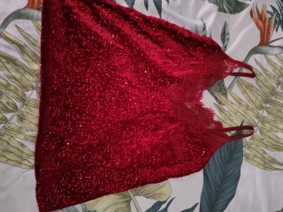Remera de tirantes con lentejuelas rojas